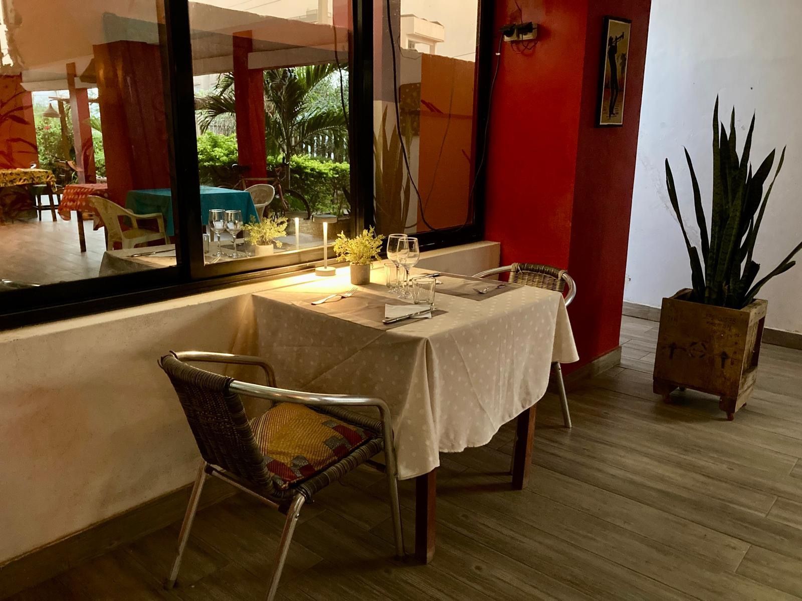 Table dressée pour deux près de la baie vitrée