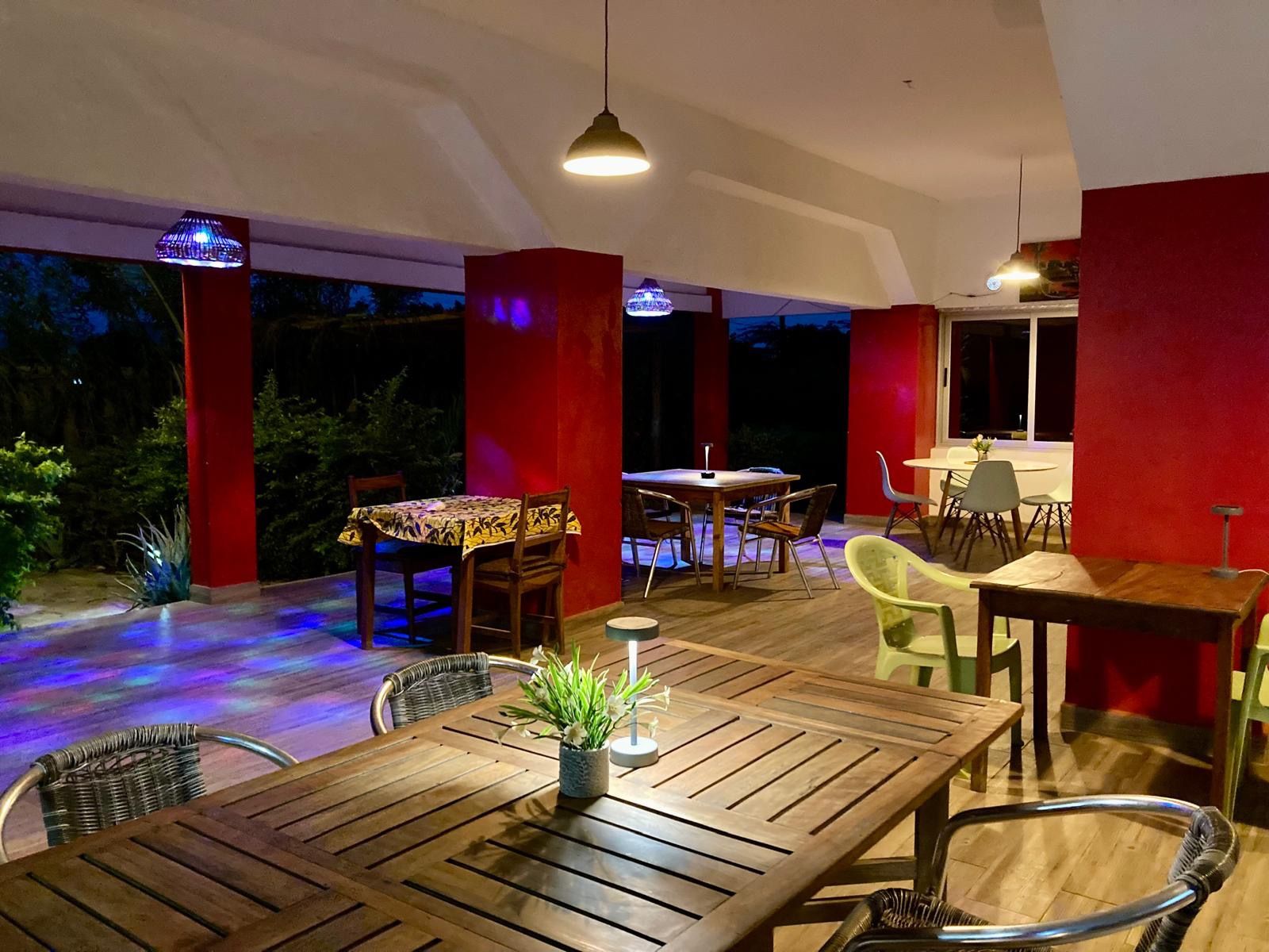Le restaurant le soir, sous les suspensions lumineuses