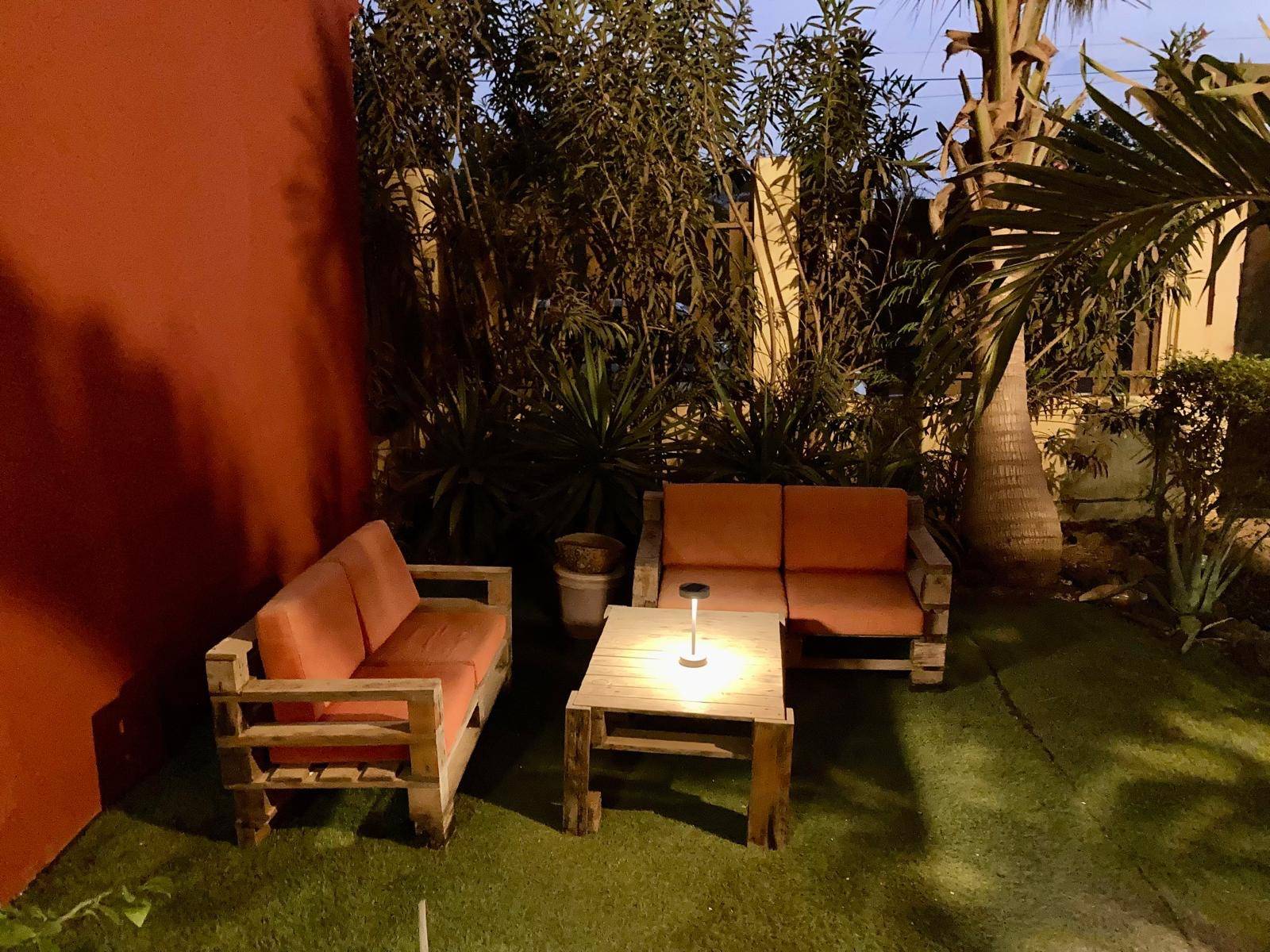 Le coin salon du jardin au crépuscule